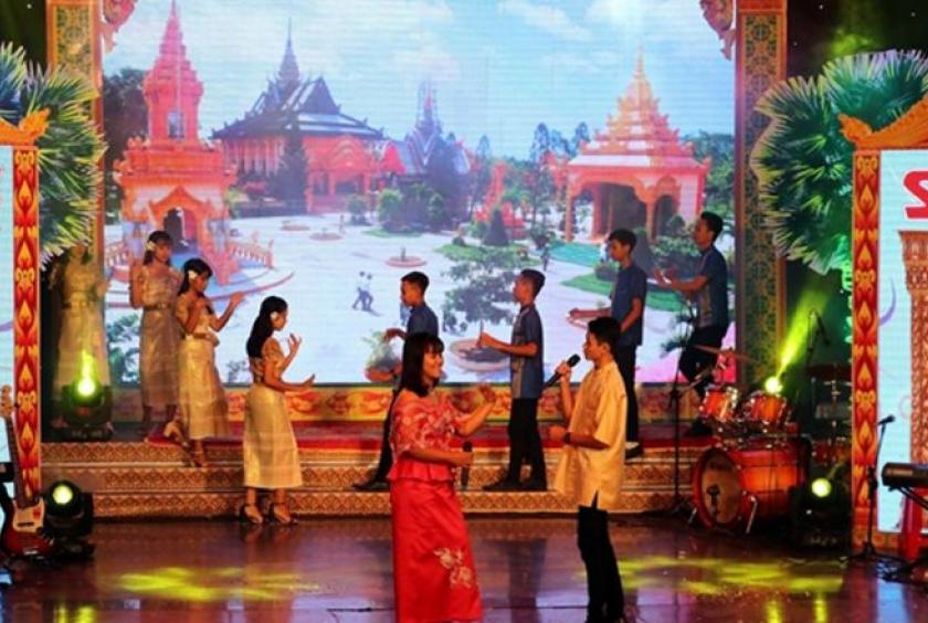 Khmer artists perform at the First Khmer Music and Dance Festival 2019 in Vietnam’s Soc Trang province. The event is part of the province’s cultural activities to celebrate the Khmer New Year which falls on April 14, 15 and 16 this year. Trung Hieu/vIET NAM NEWS