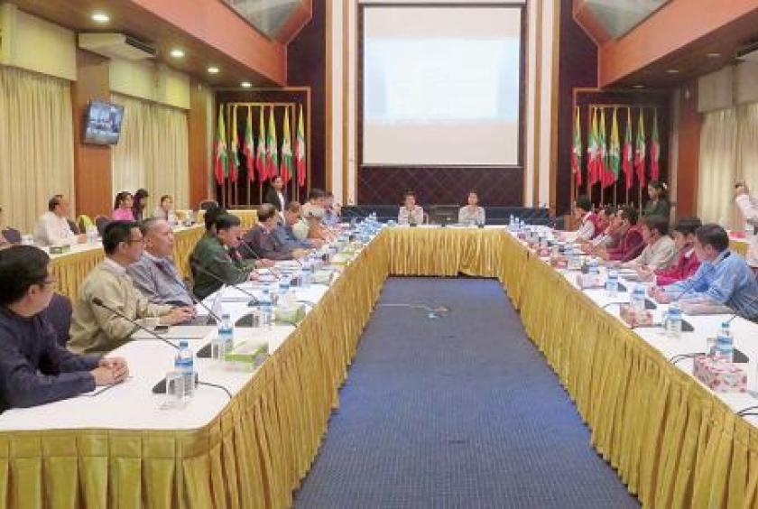 Dr Tin Myo Win speaks words of thank following the meeting of government peace commission and the KNPP in Loikaw, Kayah State on April 26. (Photo-Ma Khine)