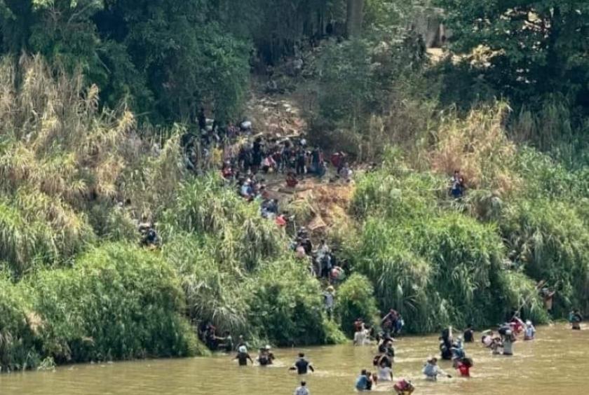  locals are fleeing to Thailand by crossing Mori River (Photo-CJ)