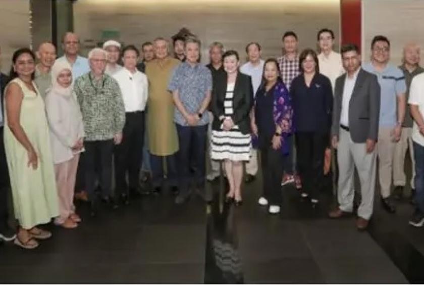 Front row, sixth from left: SMG chief executive officer Chan Seng Fatt, The Daily Star editor and ANN chairman Mahfuz Anam, Bernama chairman and SMG adviser Datuk Seri Wong Chun Wai and SMG chief content officer Datin Paduka Esther Ng. - YAP CHEE HONG/The Star.
