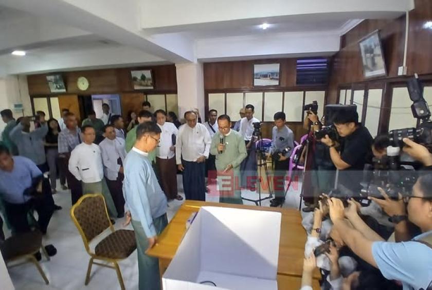   Election Commission officials explain voting machines to the media (Photo: Kyaw Zin Win)