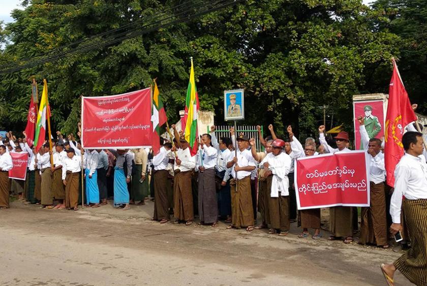 တပ်မတော်အားထောက်ခံကြောင်းနှင့် ပြင်ပစွက်ဖက်မှုများအား ဆန့်ကျင်ကြောင်း အောက်တိုဘာ ၁၄ ရက်က ပခုက္ကူမြို့တွင် ဆန္ဒထုတ်ဖော်နေစဉ်