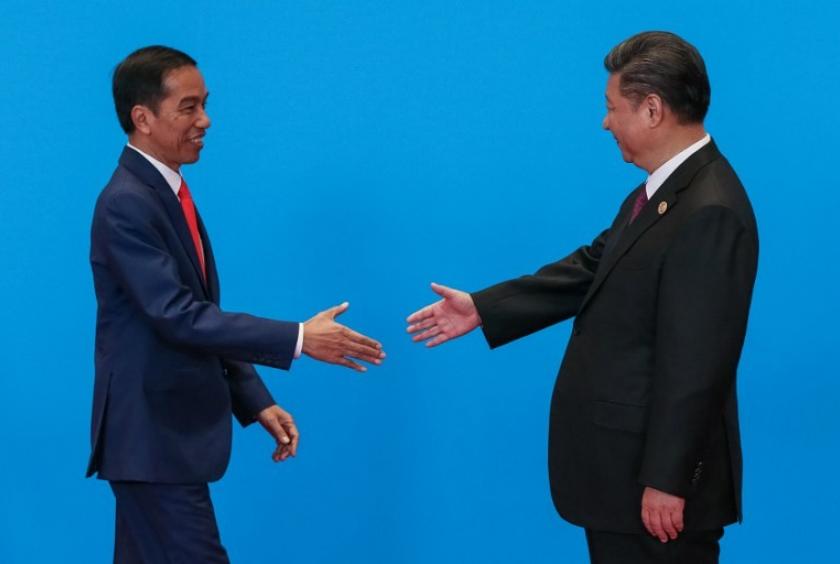 President Joko Widodo (left) shakes hands with his Chinese counterpart Xi Jinping during the welcome ceremony for the Belt and Road Forum, at the International Conference Center in Yanqi Lake, north of Beijing, on May 15, 2017. (AFP Photo/Roman Pilipey/Pool)