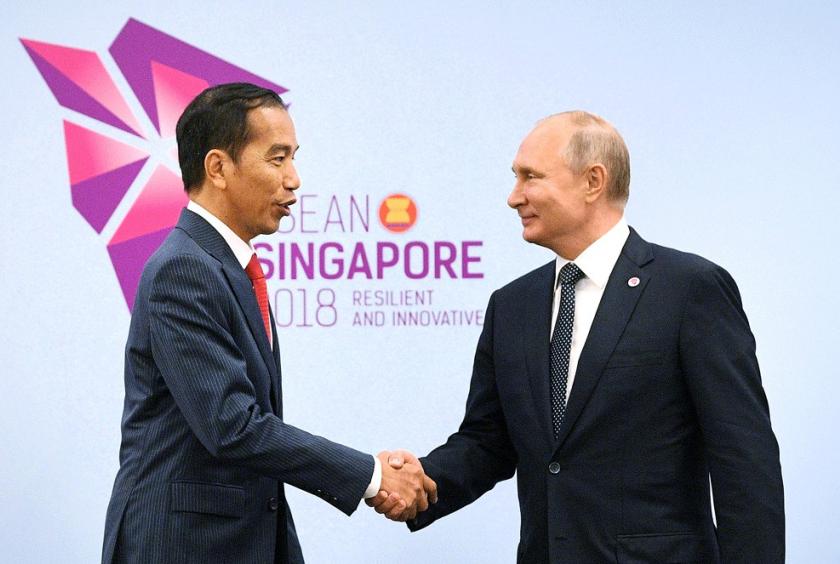 Let’s talk: President Joko “Jokowi” Widodo (left) and Russian President Vladimir Putin attend a meeting on the sidelines of the ASEAN-Russia Summit in Singapore in 2018. (Via Reuters/Sputnik/Alexei Druzhinin/Kremlin) 