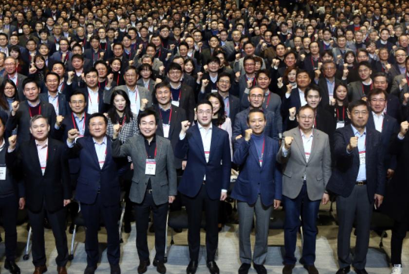 LG Group Chairman and CEO Koo Kwang-mo (center) poses for a photo with employees. (LG)