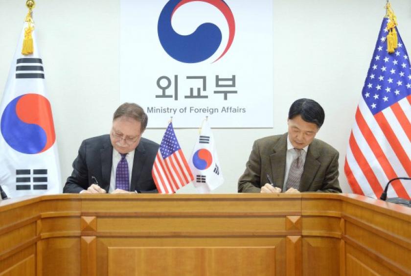 Chang Won-sam (right), South Korea‘s delegate to defense cost talks with the United States, exchanges a letter of accord with his counterpart Timothy Betts in a signing ceremony in Seoul on Sunday. (Yonhap)