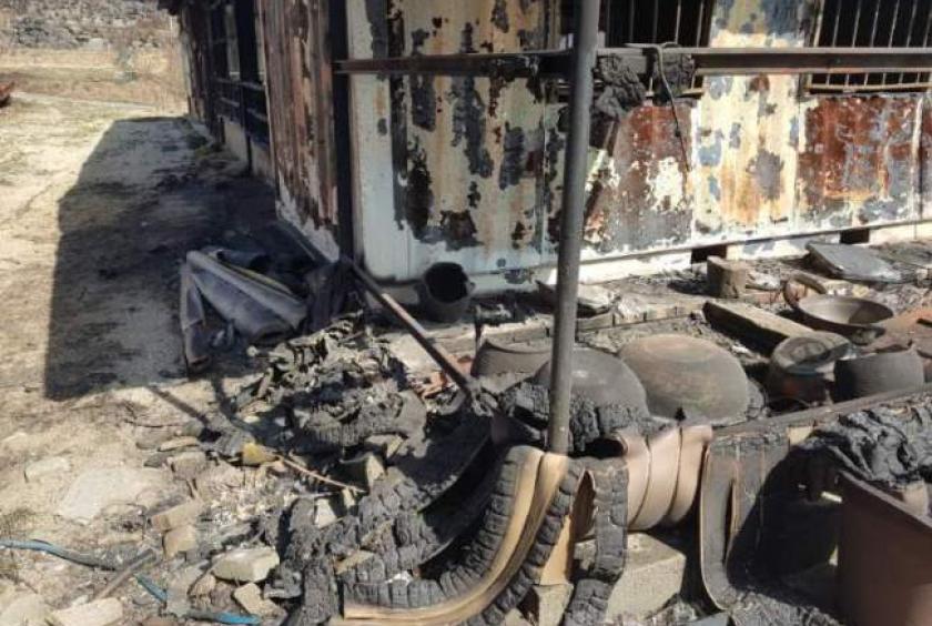 A house in Wonam-ri, Toseong-myeon, and a truck were burned in a fire that ravaged the town on Thursday. (Kim Young-joon)