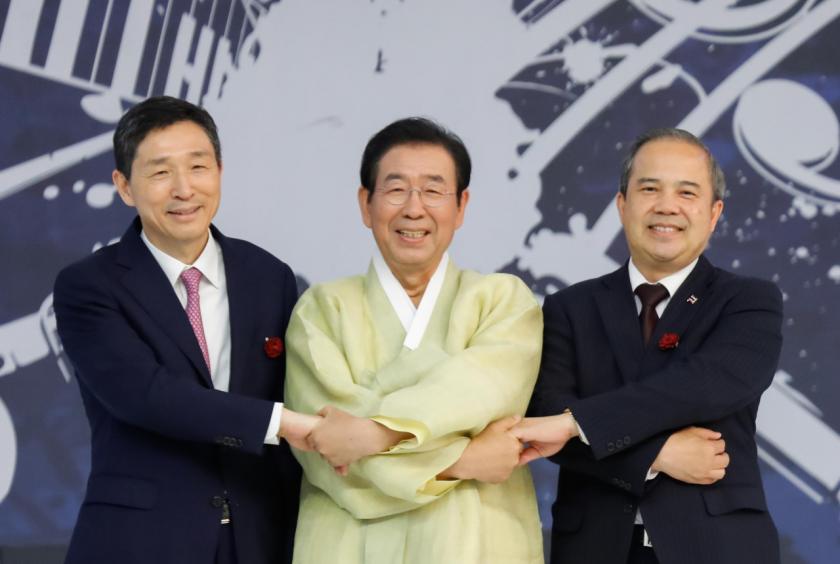 From left, The ASEAN-Korea Center Secretary-General Lee Hyuk, Seoul Mayor Park Won-soon and Thai Ambassador Singtong Lapisatepun pose for pictures at the opening ceremony of ASEAN Week 2019 held on Friday at Seoul Plaza, Seoul (The ASEAN-Korea Center)