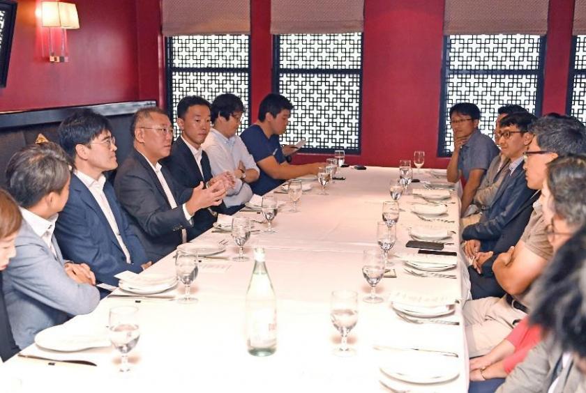 Hyundai Motor Group Executive Vice Chairman Chung Euisun (fourth from left) speaks at a luncheon with Korean correspondents in New York on Monday. (Yonhap)