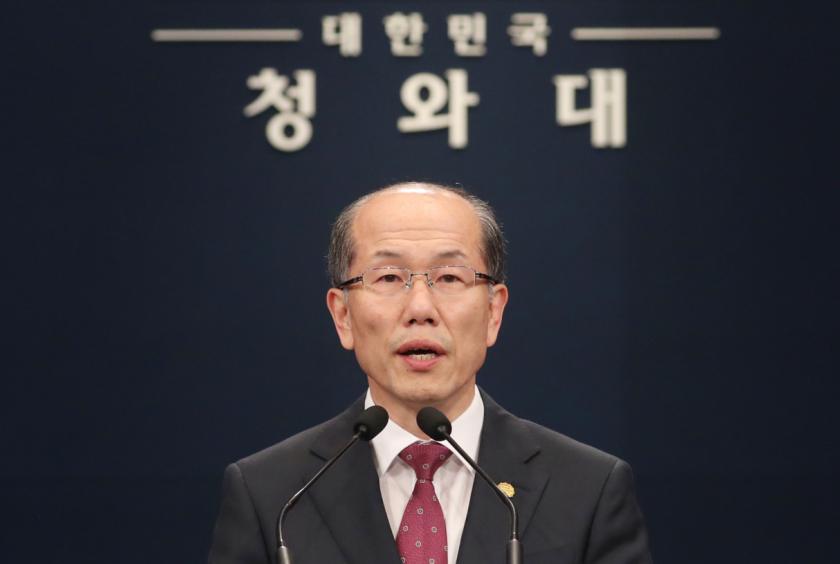 Kim You-geun, deputy director of the national security office, announces Seoul`s decision on the military information sharing agreement with Japan in Seoul on Friday. Yonhap