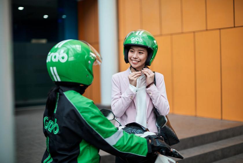 Speedy service: Grab Indonesia's GrabBike drivers pick up passengers, packages and food ordered via its mobile phone app. (./.)