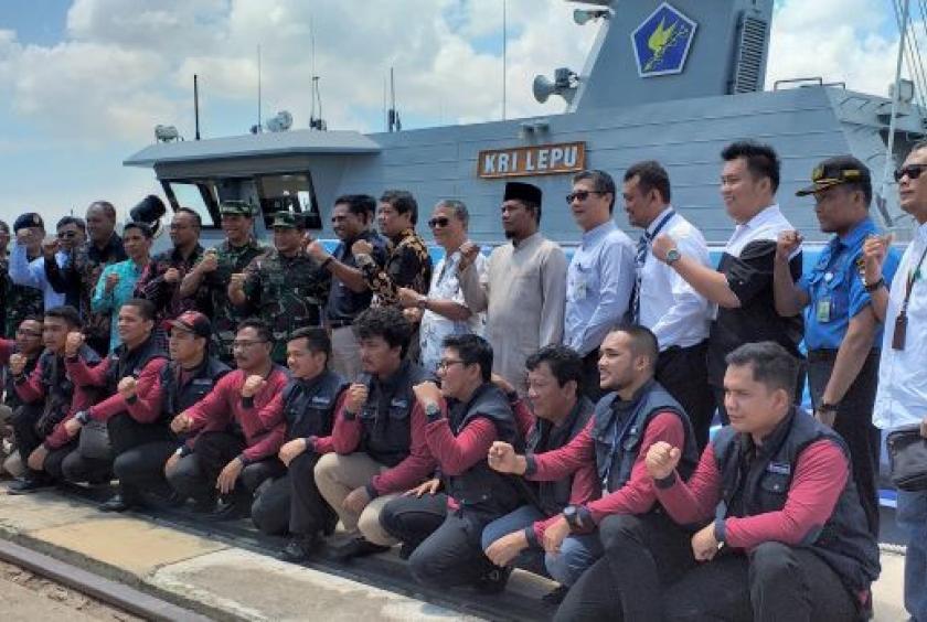 Members of Bank Indonesia's mobile cash expedition team pose for a photo in front of KRI Lepu 861 before departing to six outermost, frontier and least developed (3T) islands in Riau and North Sumatra provinces at Batu Ampar Seaport, Batam, Riau Islands, on Wednesday, March 27. (JP/Fadli)