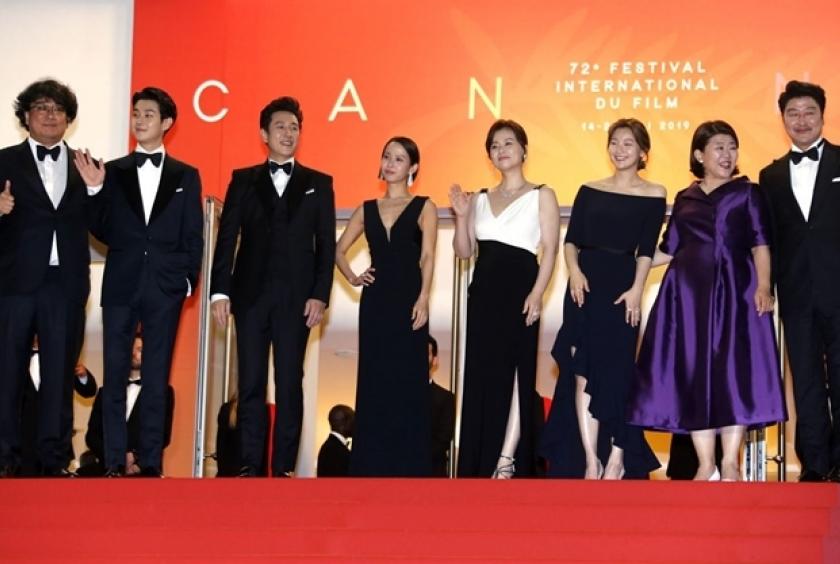 Director Bong Joon-ho (far left) and actors of “Parasite” pose at the 72nd Cannes Film Festival on May 22, 2019. (Yonhap)