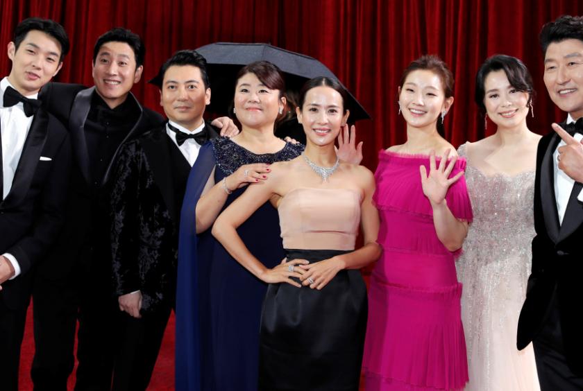 The cast of “Parasite” poses on the red carpet during the Oscars arrivals at the 92nd Academy Awards in Hollywood, Los Angeles, California, on Monday. (Reuters-Yonhap)