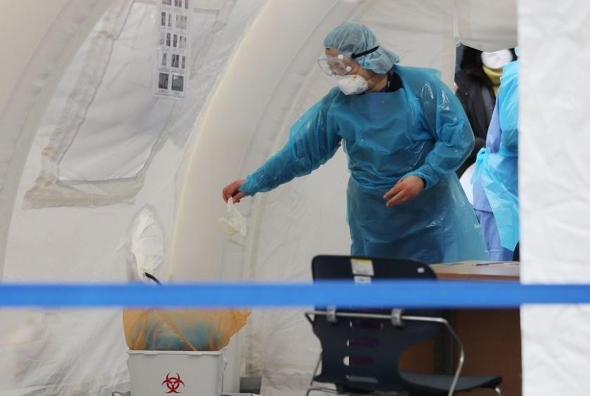 Medical workers at a screening clinic of Seoul Medical Center in District of Jungnang, Seoul (Yonhap) Medical workers at a screening clinic of Seoul Medical Center in District of Jungnang, Seoul (Yonhap)