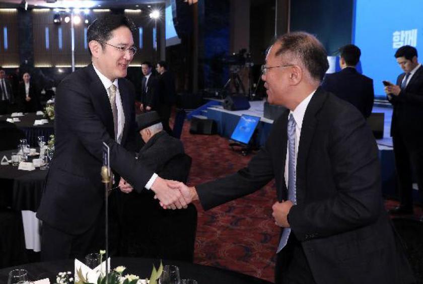 Samsung heir Lee Jae-yong shakes hands with Hyundai Motor Group heir Chung Euisun in January. (Yonhap)