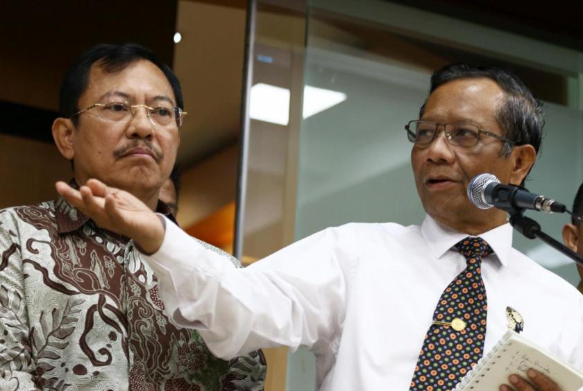 Coordinating Political, Legal and Human Rights Minister Mahfud MD (right) and Health Minister Terawan Agus Putranto (left) during a press conference following a meeting in Jakarta on Feb. 2. (Antara/Rivan Awal Lingga)