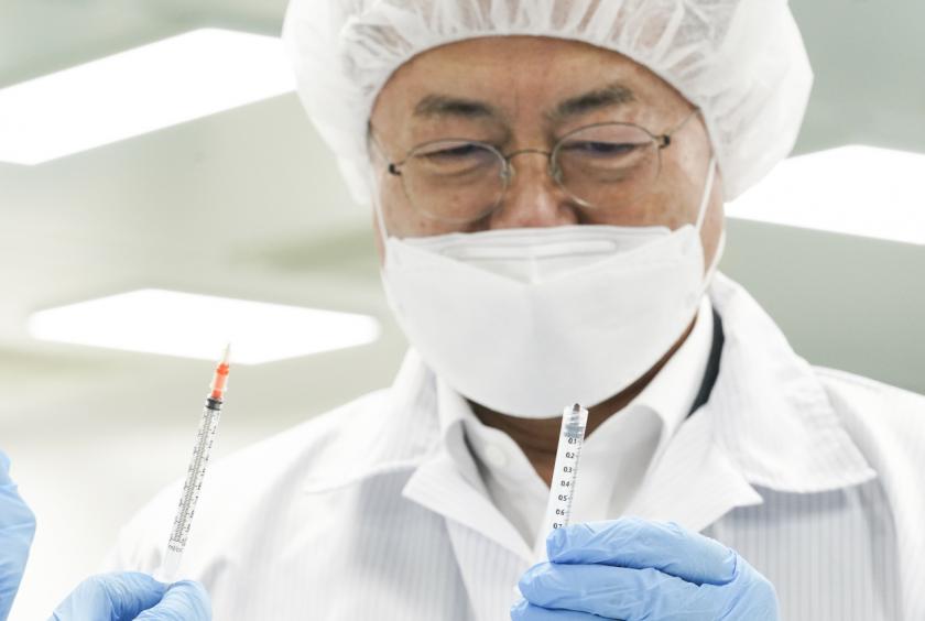 President Moon Jae-in looks at syringes at a plant in Gunsan, South Korea, on Feb. 18. (Yonhap)