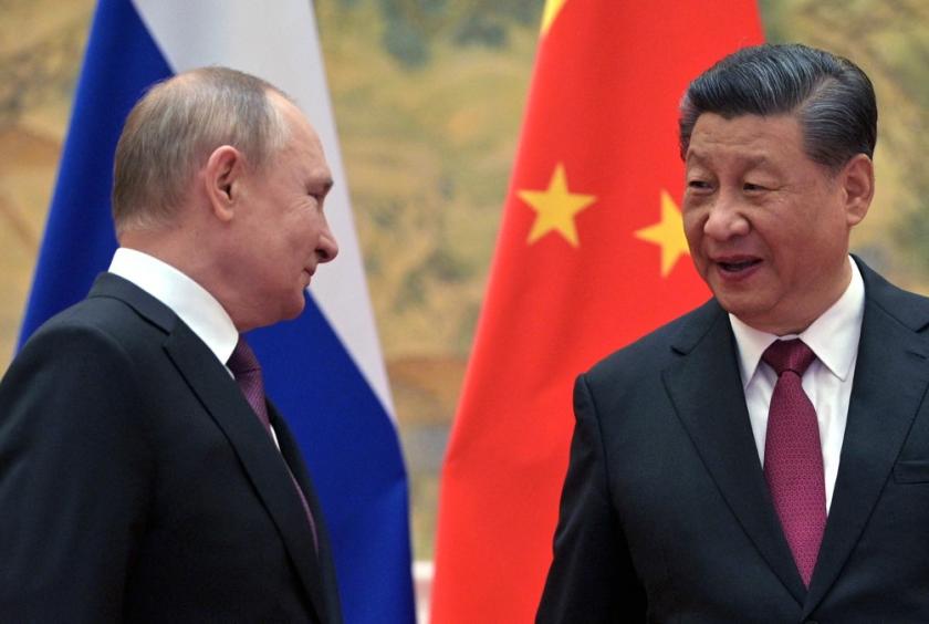 Russian President Vladimir Putin (L) and Chinese President Xi Jinping arrive to pose for a photograph during their meeting in Beijing, on February 4, 2022. (AFP/Alexei Druzhinin / Sputnik )  