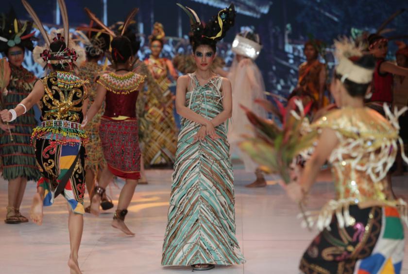 Indonesian Fashion Week designers use plastic waste as materials # ...
