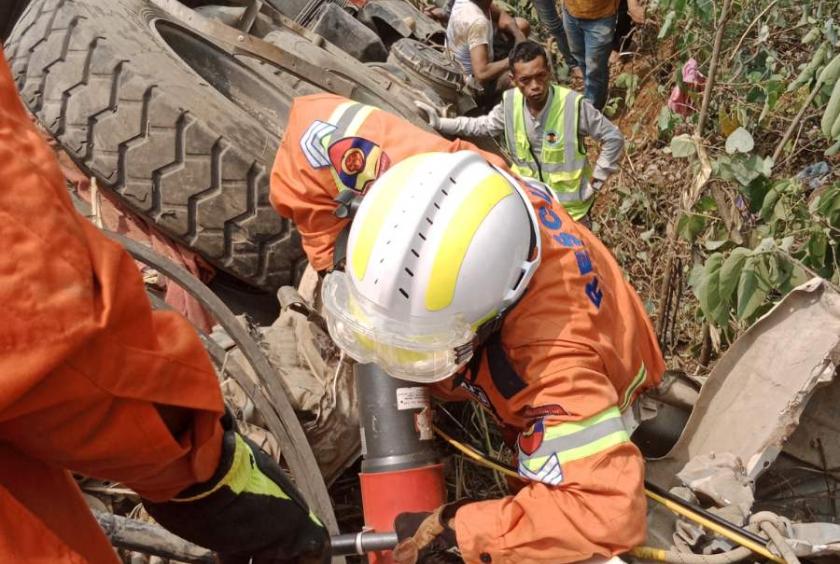 6 killed as 22-wheeled truck overturned in Muse | Eleven Media Group Co ...