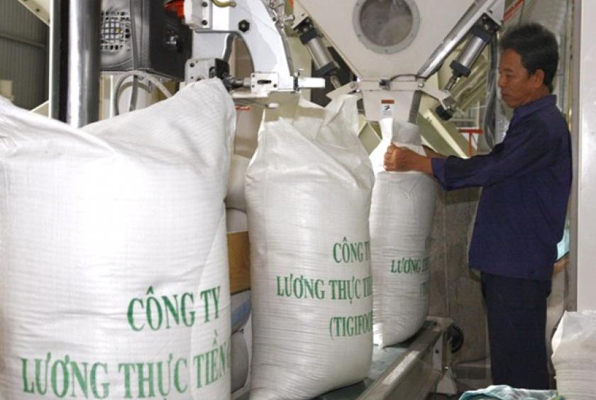 Rice packaging line at the Việt Nam Southern Food Corporation (Vinafood 2). — VNA/VNS Photo Đình Huệ