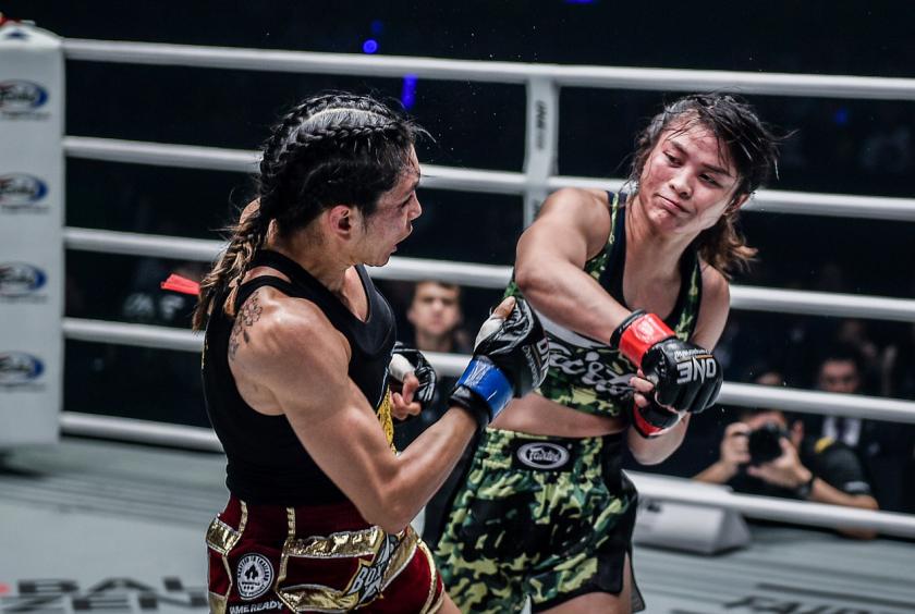 Janet Todd during a bout with Stamp Fairtex 