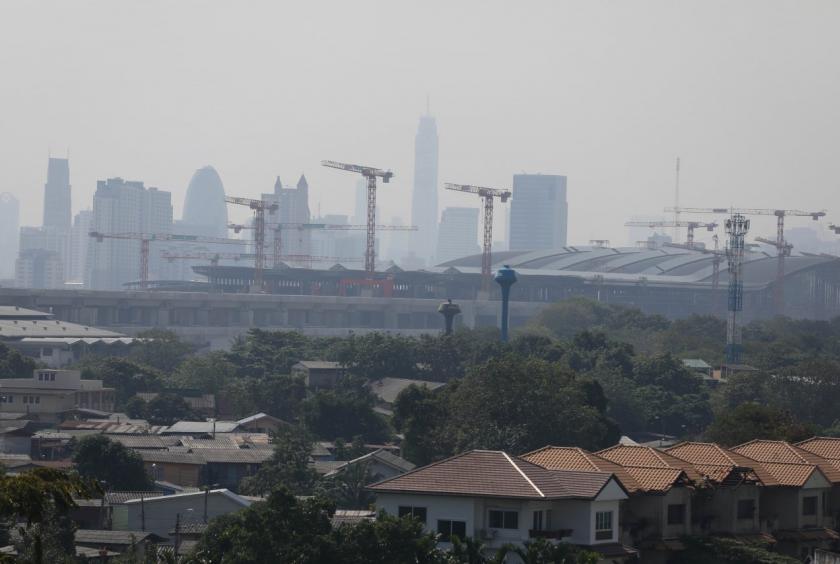 The skyline around Bang Sue Central Station wears a shroud of smog yesterday morning. Dust rising from construction sites is blamed as one of the major factors contributing to the city’s worsening air pollution./Nation / Tatchadon Panyaphanitkul