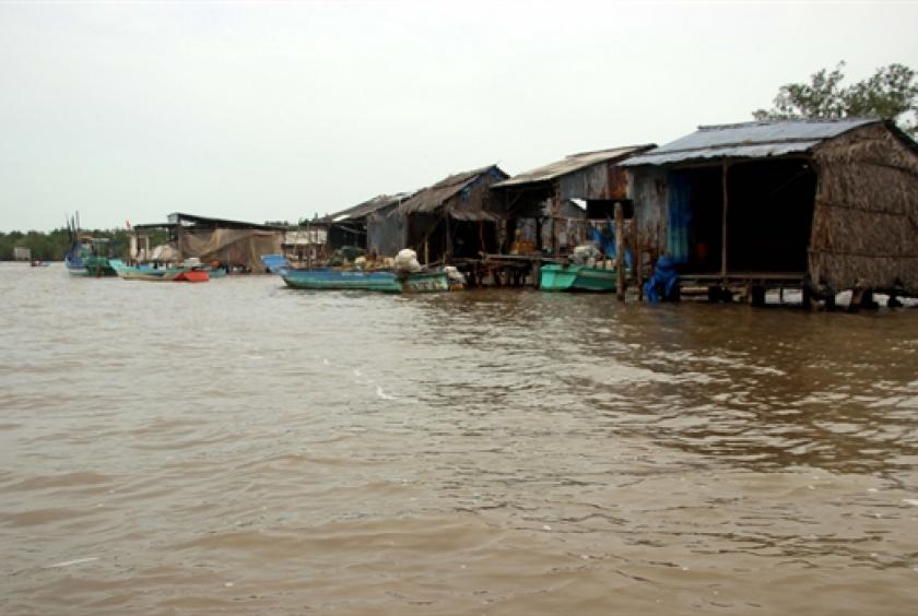 Houses along Vàm Xoáy estuary in Cà Mau Province’s Ngọc Hiểu District are threatened by erosion. — VNA/VNS Photo Huỳnh Thế Anh