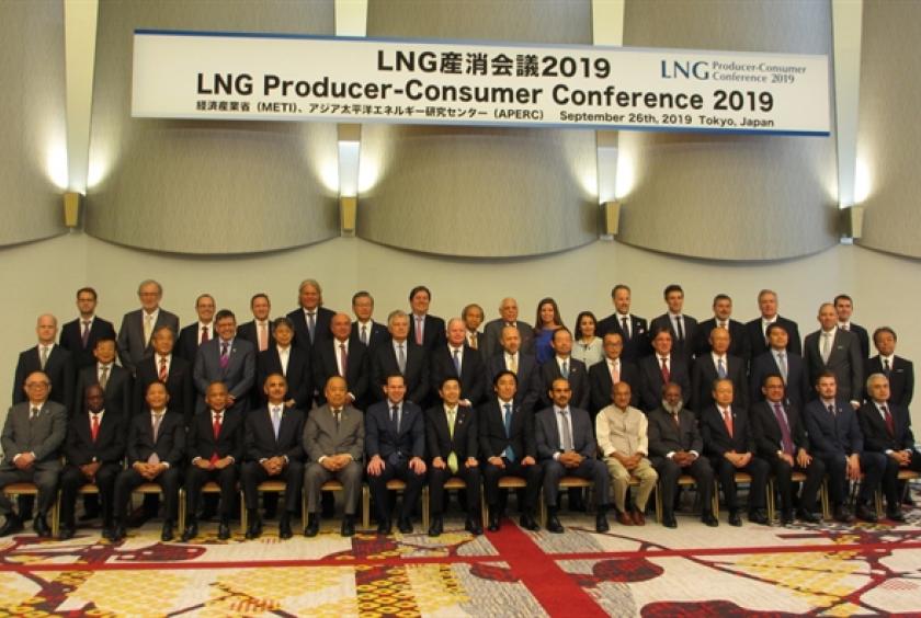The LNG Producer-Consumers Conference 2019 attendants pose for a photo. —  VNA/VNS Photo Đào Tùng 