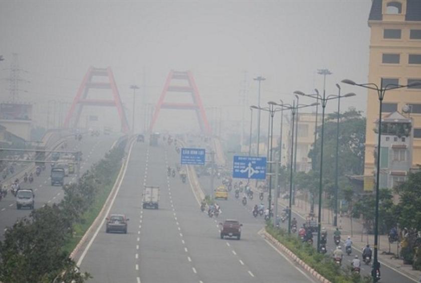 Photochemical smog, a common phenomenon near traffic hot spots in HCM City, occurs cyclically. — Photo baomoi.com