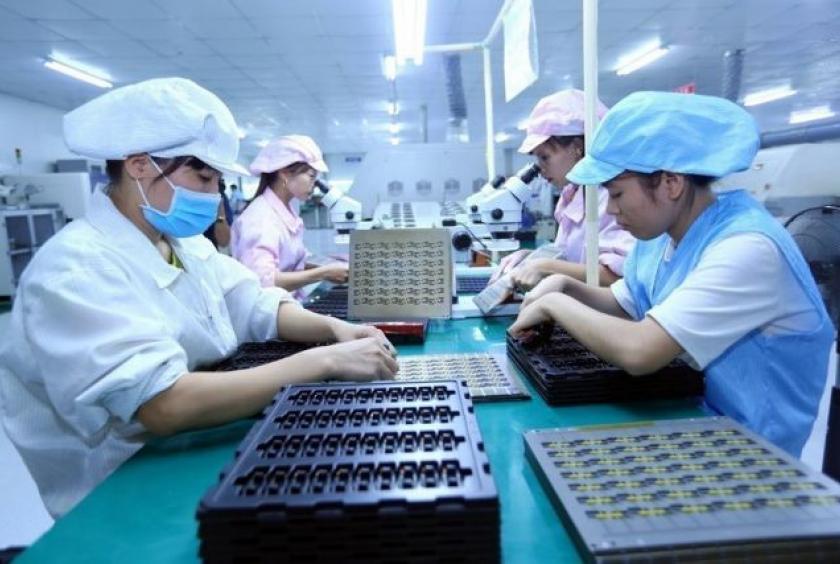 Female workers assemble electronic components at Bao Sen Ltd Co in Bắc Giang Province. VNA/VNS Photo 