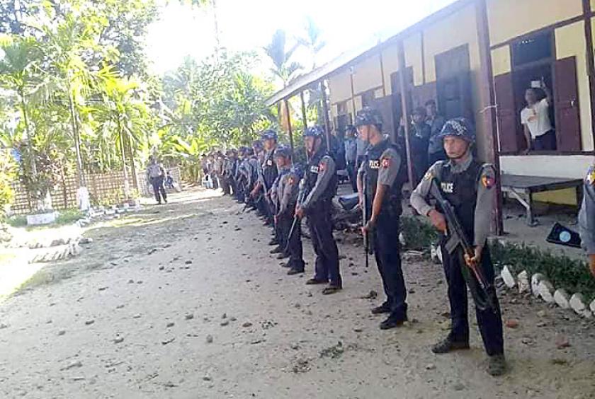 Policemen guarding the police station (Photo-Ko Than Htay)