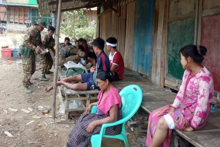 Tatmadaw medial team gives medial treatment to the injured. (Photo- the Office of Commander-in-Chief)