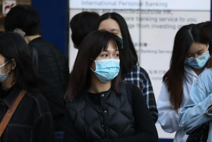 Pedestrians don surgical masks to guard themselves against the Wuhan pneumonia in Hong Kong, Jan 8, 2020. (CALVIN NG / CHINA DAILY)