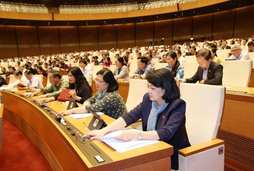 National Assembly deputies vote on amendments to the immigration law on Monday. — VNA/VNS Photo