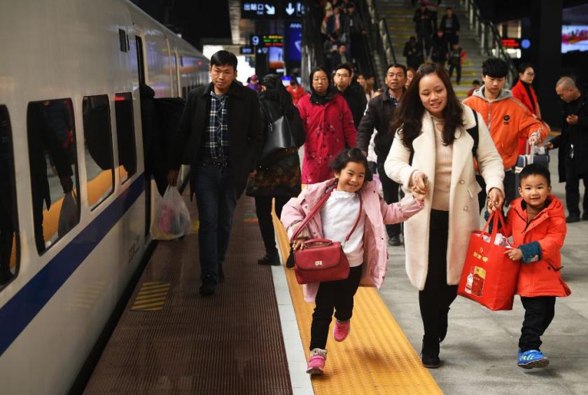 Passengers at Chongqing North station in Southwest China’s Chongqing, Feb 20, 2019. [Photo/Xinhua] 