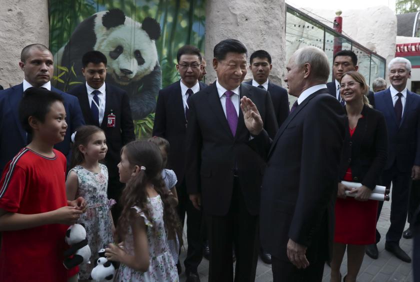 President Xi Jinping and Russian President Vladimir Putin attend an opening ceremony of a giant panda house in Moscow Zoo on Wednesday. [Photo by Kuang Linhua/China Daily]
