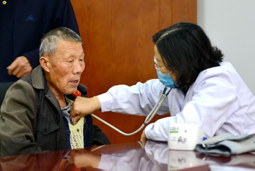 A doctor offers a free medical check to a senior resident in Hefei, Anhui province, as part of the city's social relief efforts to help elderly people who live alone. [Photo/DONG SHENG/CHINA NEWS SERVICE]