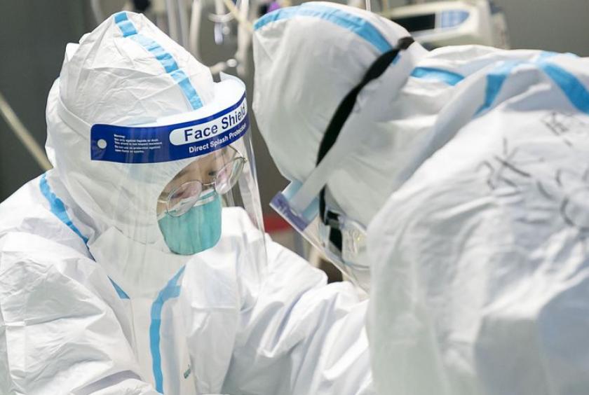  Medical workers in Zhongnan Hospital of Wuhan University in Wuhan, central China's Hubei Province, January 24, 2020. /Xinhua Photo