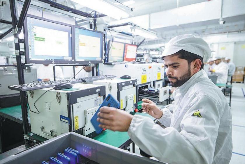 A Vivo employee undertakes production tests on smartphones at the company's assembly line in Greater Noida, India. [Photo provided to China Daily] 