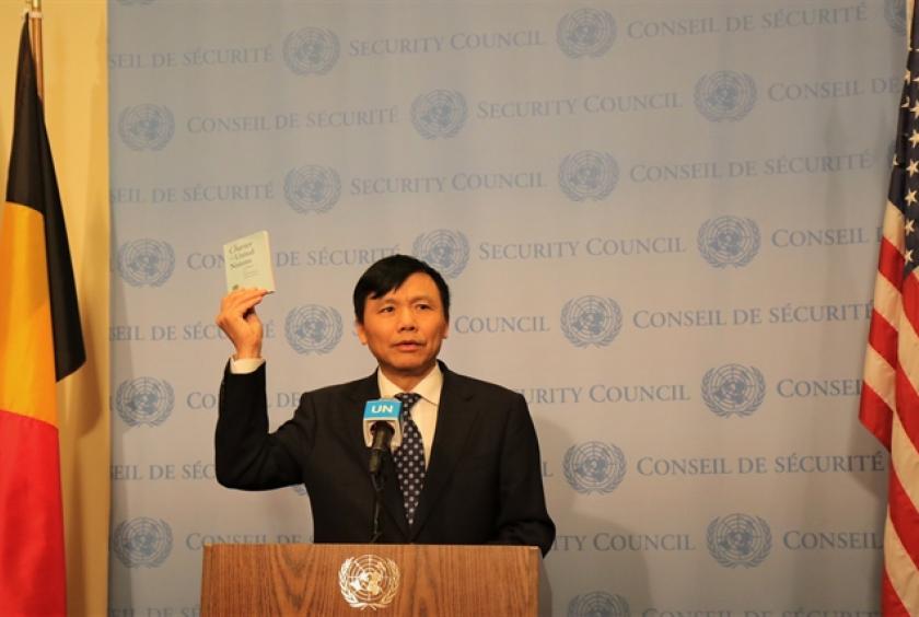 Ambassador Đặng Đình Quý, head of the Vietnamese Permanent Mission to the UN, swore with the UN Charter during a flag-raising ceremony held at the UN headquarters as Việt Nam starts its capacity as the President of the United Nations Security Council (UNSC). — VNA/VNS Photo