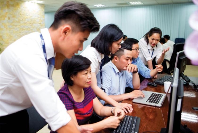 Many securities firms that have invested heavily in technological platforms to provide services for their clients. – Photo tinnhanhchungkhoan.vn