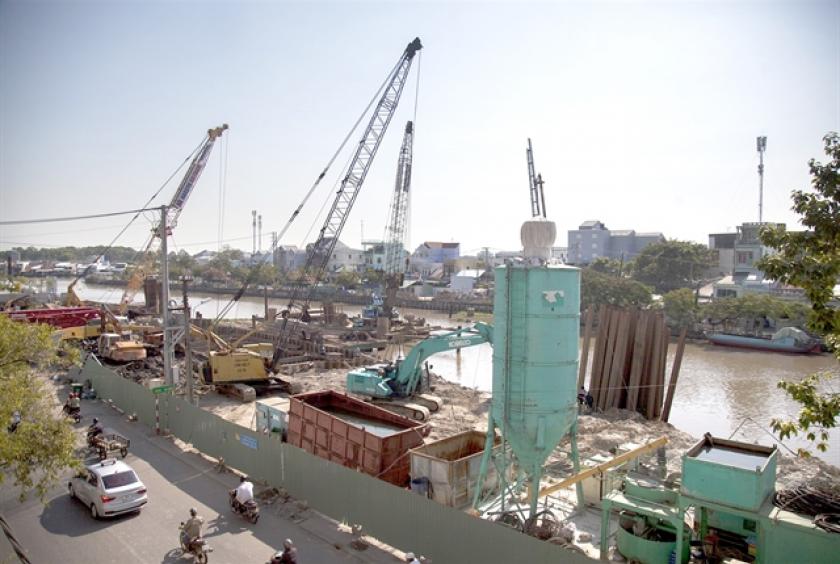 Construction of the Kênh Nhánh Sluice to prevent saltwater intrusion in Kiên Giang Province’s Rạch Giá City. — VNA/VNS Photo Hồng Đạt