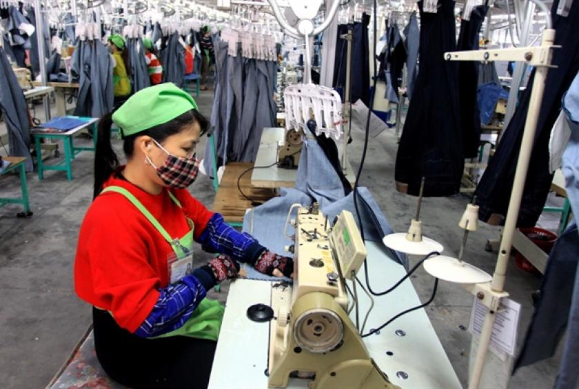 A worker of Texhong Garment Companies Ltd, in Thái Bình Province. Việt Nam will implement a number of measures to boost labour productivity. - VNA/VNS Photo Thế Duyệt