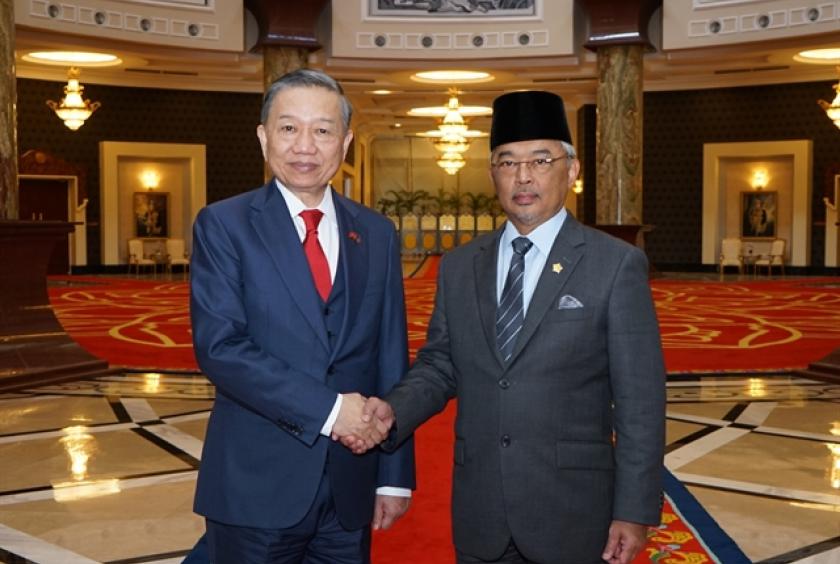 Minister of Public Security General Tô Lâm (left) meets Malaysian King Abdullah Sultan Ahmad Shah on Thursday. — VNA/VNS Photo Mạnh Tuấn