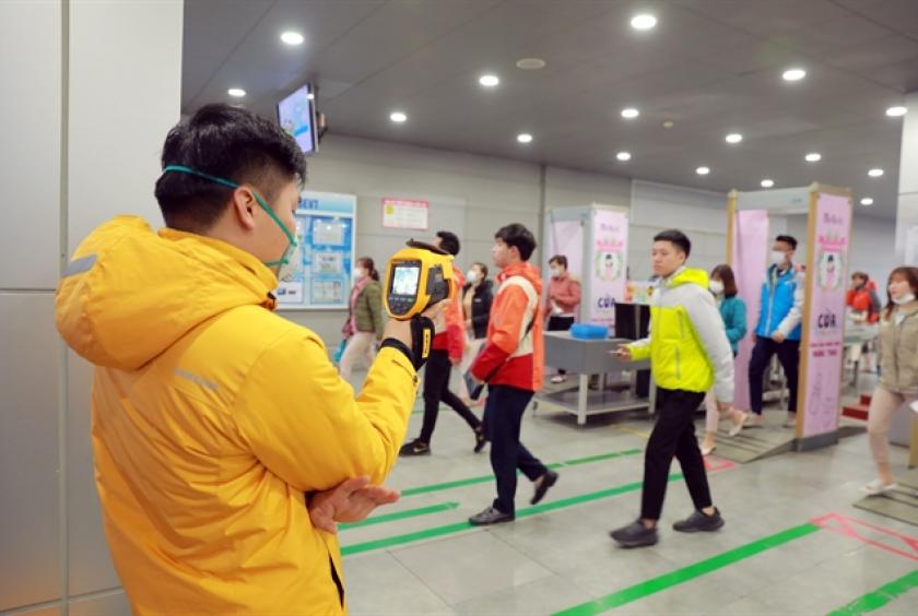 Workers at Samsung Electronics Việt Nam Co Ltd (based in the northern province of Thái Nguyên) have their body temperatures checked before work. — VNA/VNS Photo Anh Tuấn