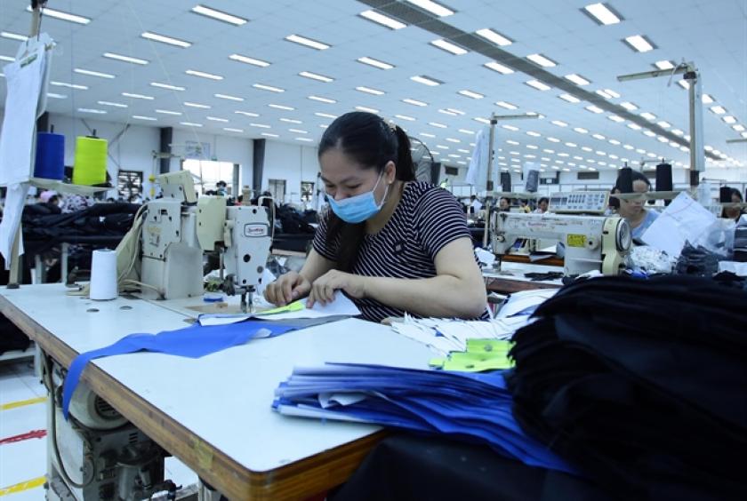 A worker on a production line of Kydo Vietnam Garment Ltd.Co in northern Hưng Yên Province. VNA/VNS Photo