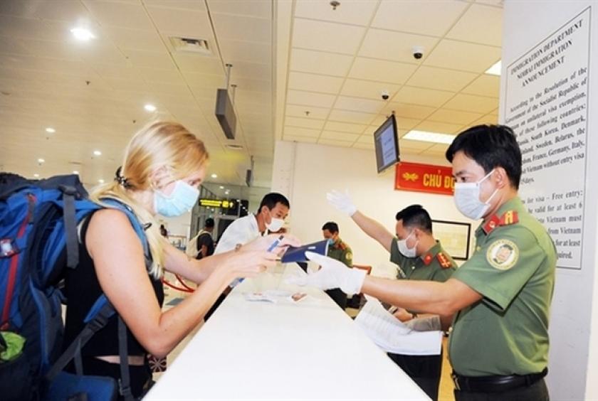 A tourist completes health check procedures at Hà Nội's Nội Bài International Airport. —Photo vietnamnet.vn