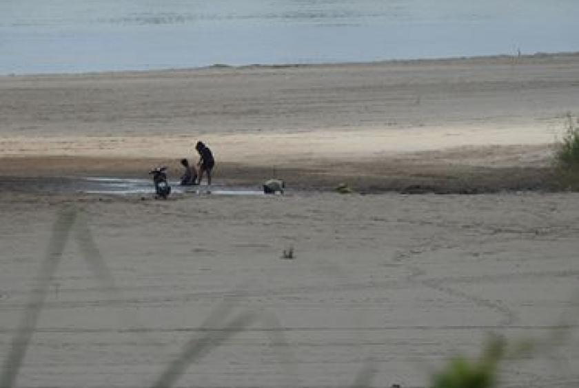 Local fishermen in Bueng Kan’s Bung Khla district are inspecting the dry riverbed of Mekong River for trapping fish on Friday. Credit: Buengkanraknok